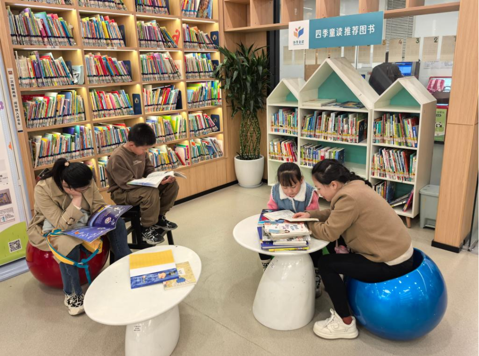 光明日报：家长孩子共同“息屏”，也要保证高质量陪伴