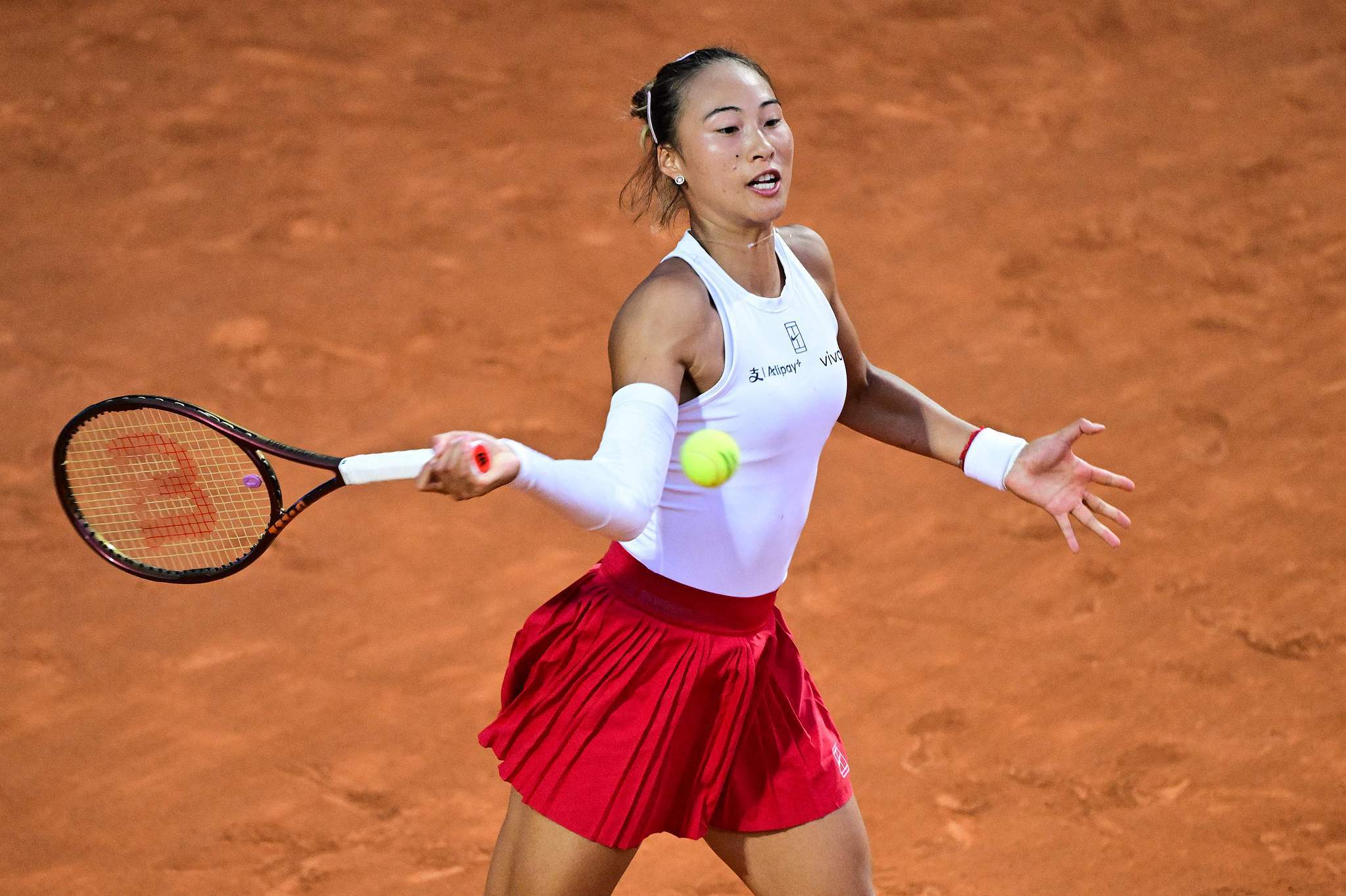 晋级四强！WTA1000罗马站：郑钦文2比0萨巴伦卡