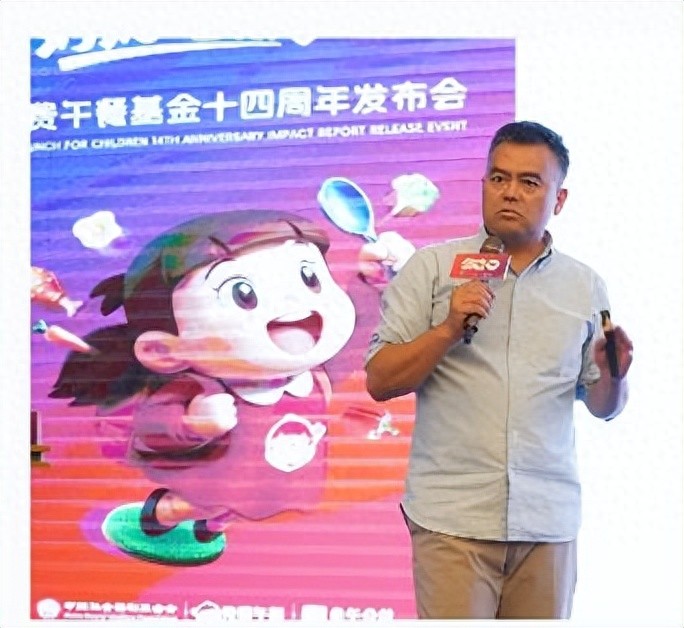 左手免费午餐右手花开岭，邓飞14年公益之路的中国贡献