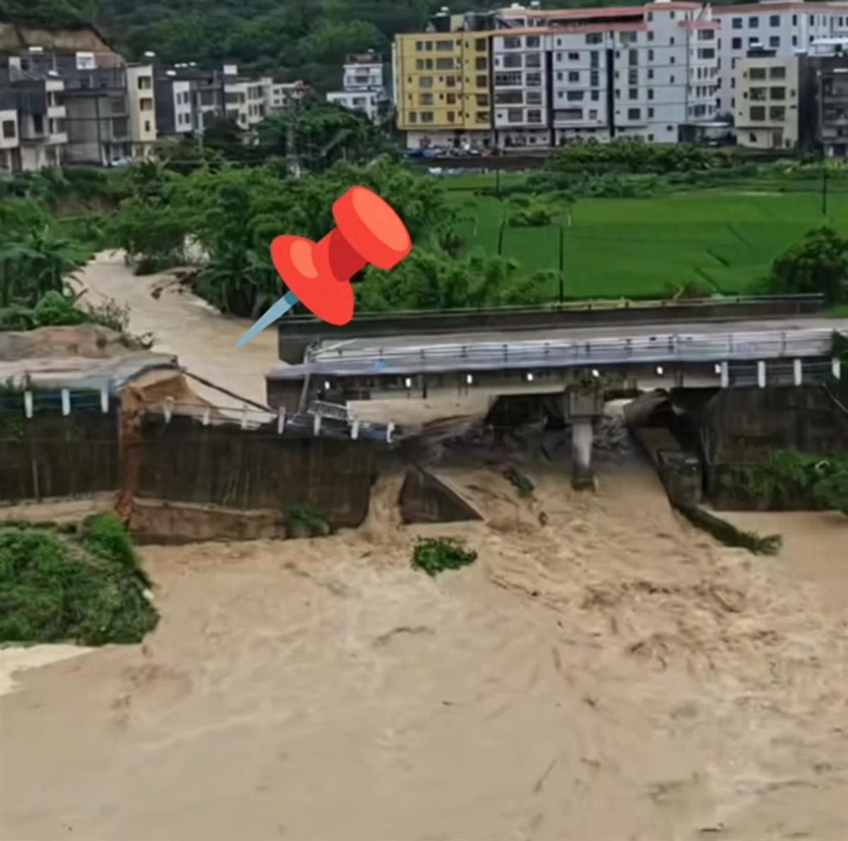 广东信宜一座在建桥梁暴雨中垮塌，镇政府：未造成人员伤亡