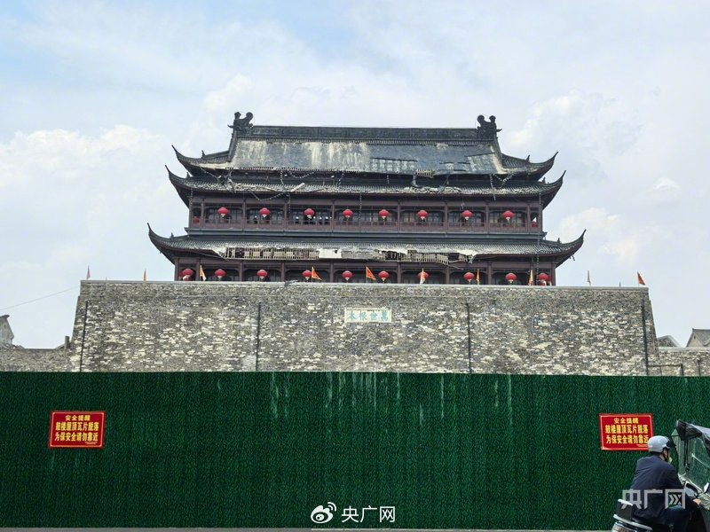 凤阳文旅局长回应鼓楼瓦片脱落：楼宇是否属于文物？施工经费用在何处？