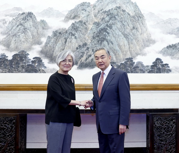 王毅会见美国亚洲协会会长康京和