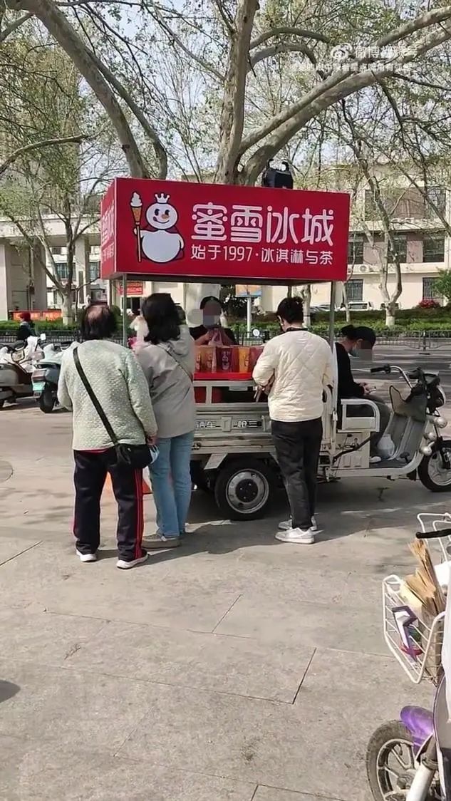 网友景区倒卖柠檬水3.5小时赚254元？蜜雪冰城：正核实