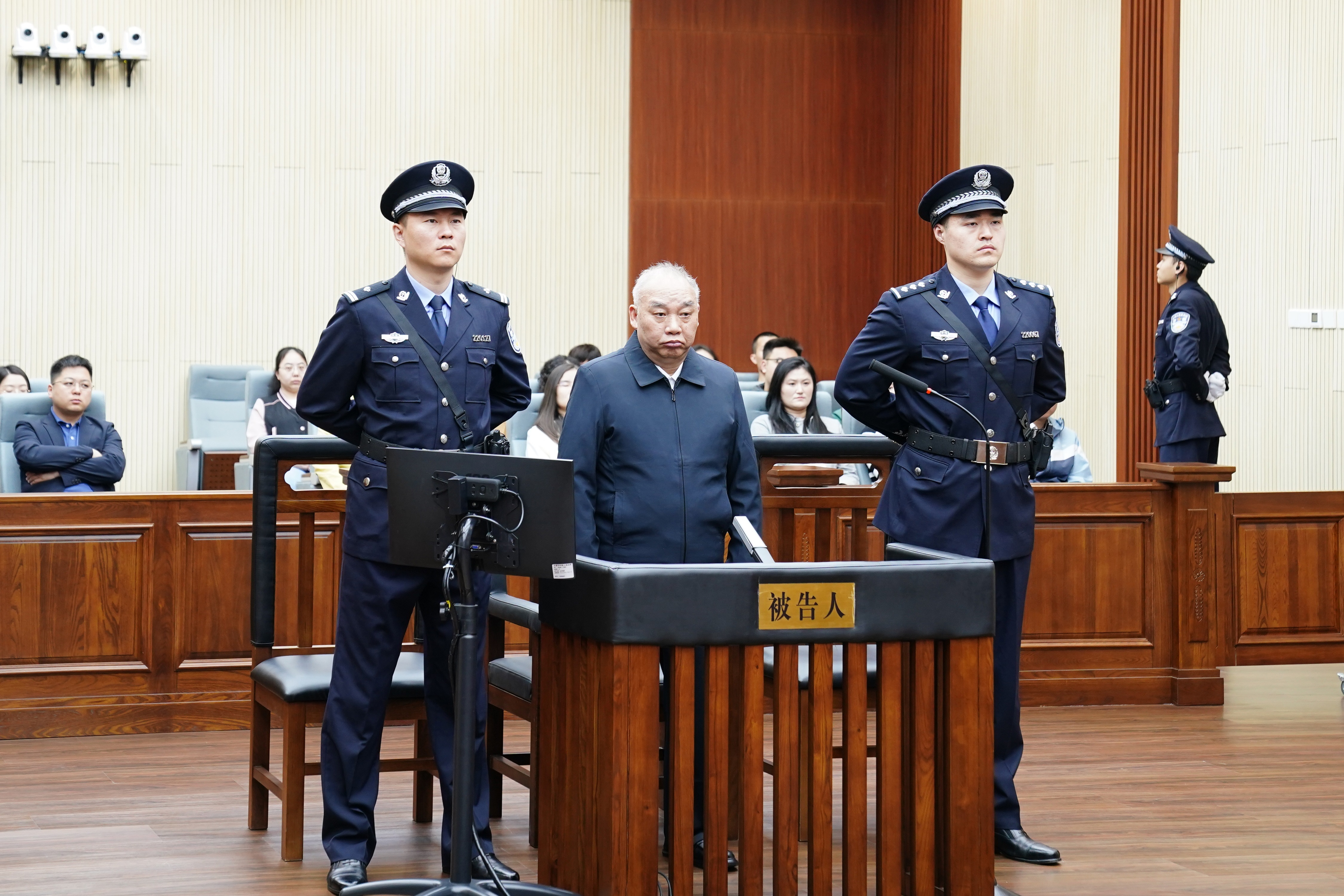 受贿数额特别巨大、滥用职权，国家烟草专卖局原局长凌成兴一审被判十六年