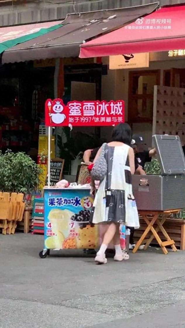 转卖蜜雪冰城柠檬水小伙分享经验，蜜雪门店：鼓励，但要注意食品安全