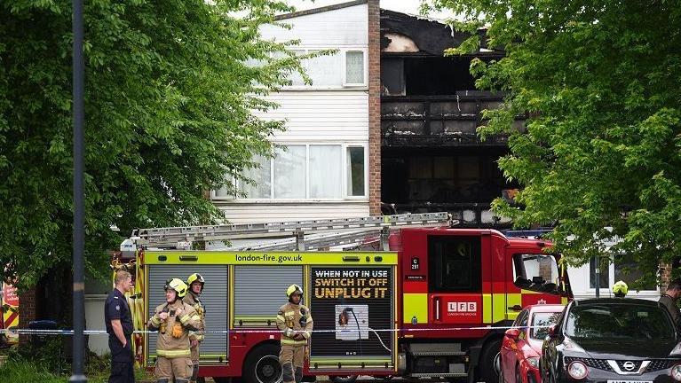 英国伦敦一住宅发生火灾，致4人死亡