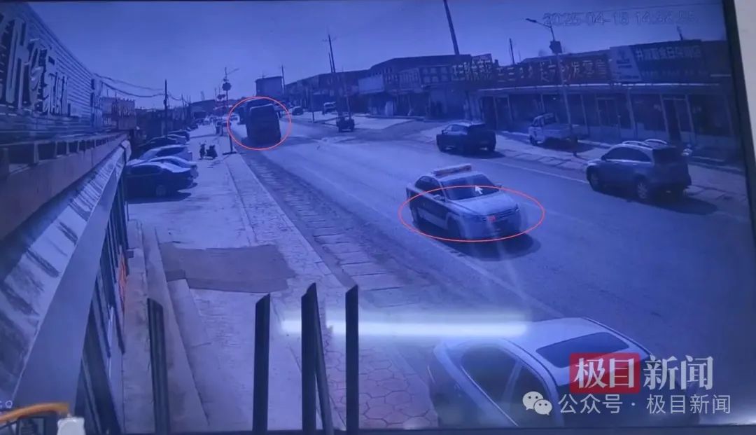 沈阳康平一半挂车为躲避追查侧翻，执法车辆被指驶离未施救