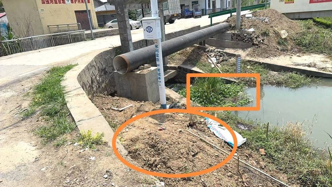 潜江11岁男童不慎从工地土坡坠河溺亡，家属称现场无安全防护