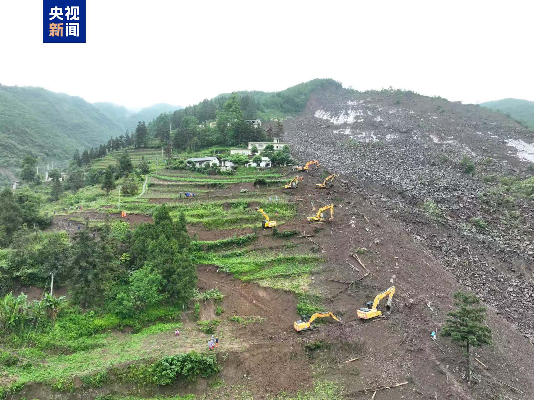 贵州大方山体滑坡救援现场：重型装备已进入，全力搜救被困人员