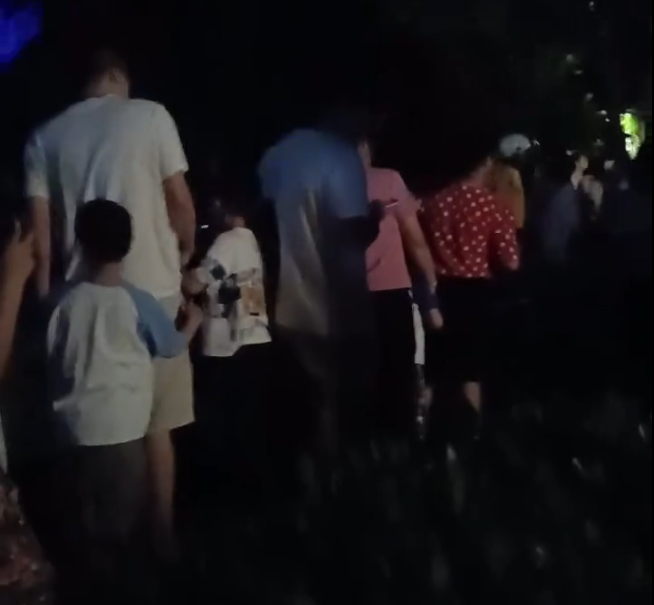 重庆一儿童疑触碰小区路灯电桩后身亡，当地应急管理局：脑部有电击痕迹