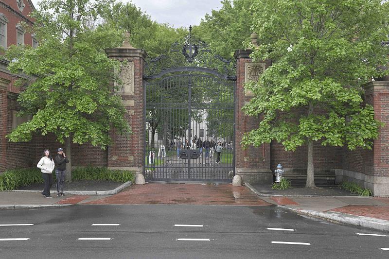 特朗普再威胁哈佛大学，考虑撤款30亿美元