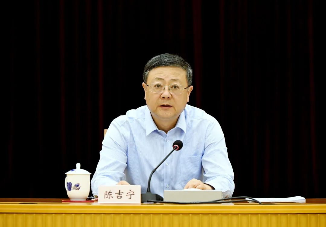 上海市委常委会举行深入贯彻中央八项规定精神学习教育专题学习会
