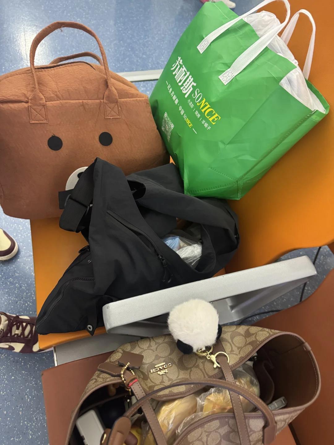 女子携20寸行李箱登机被指超标，首都航空：服务政策不违规