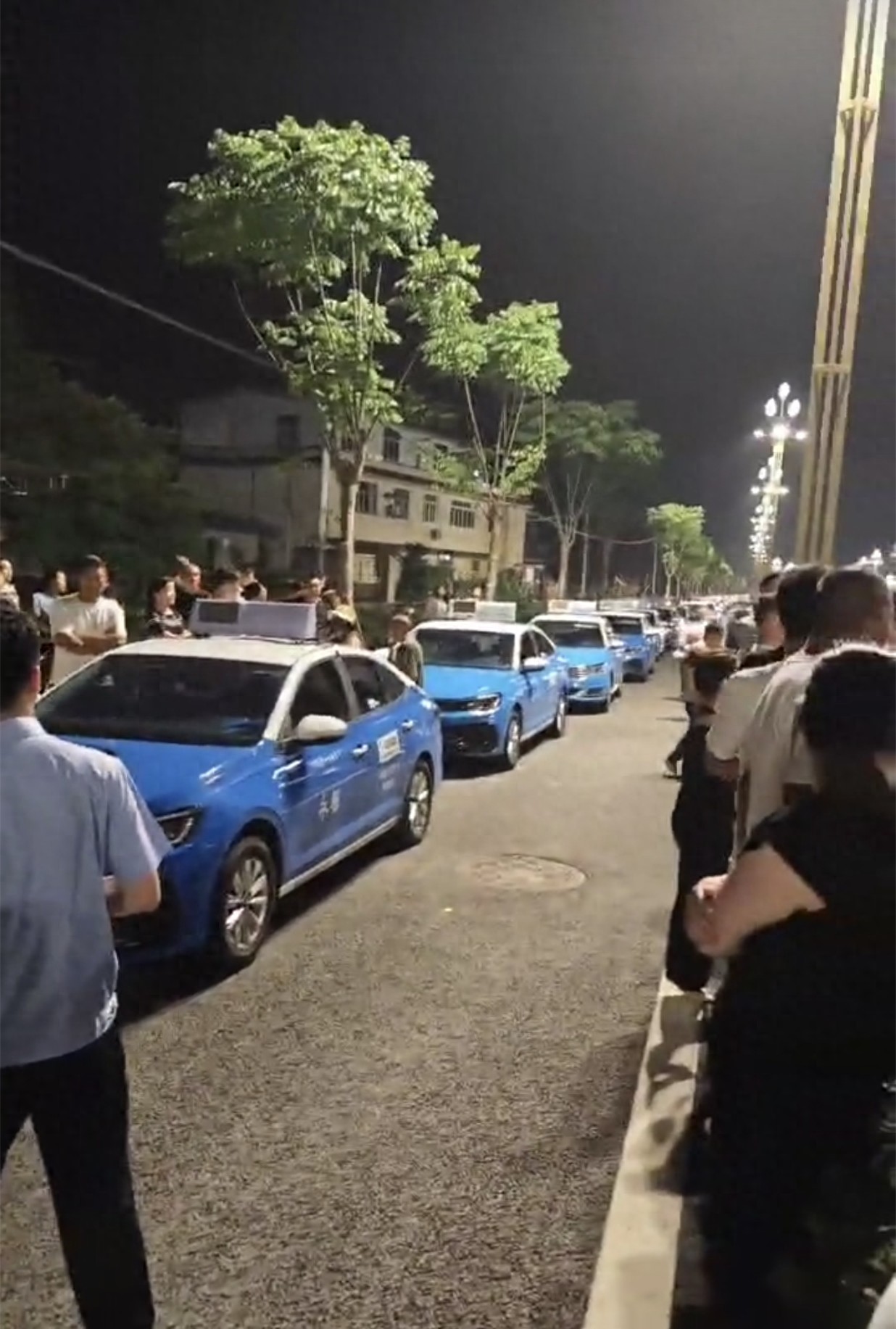 四川富顺县出租车集体停运，当地交运部门：正在协调解决