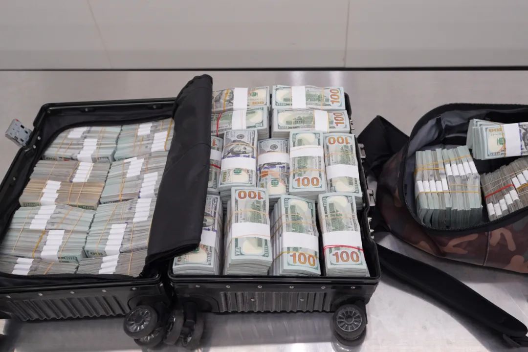 旅客违规携带未申报230万美元现金入境被海关查获