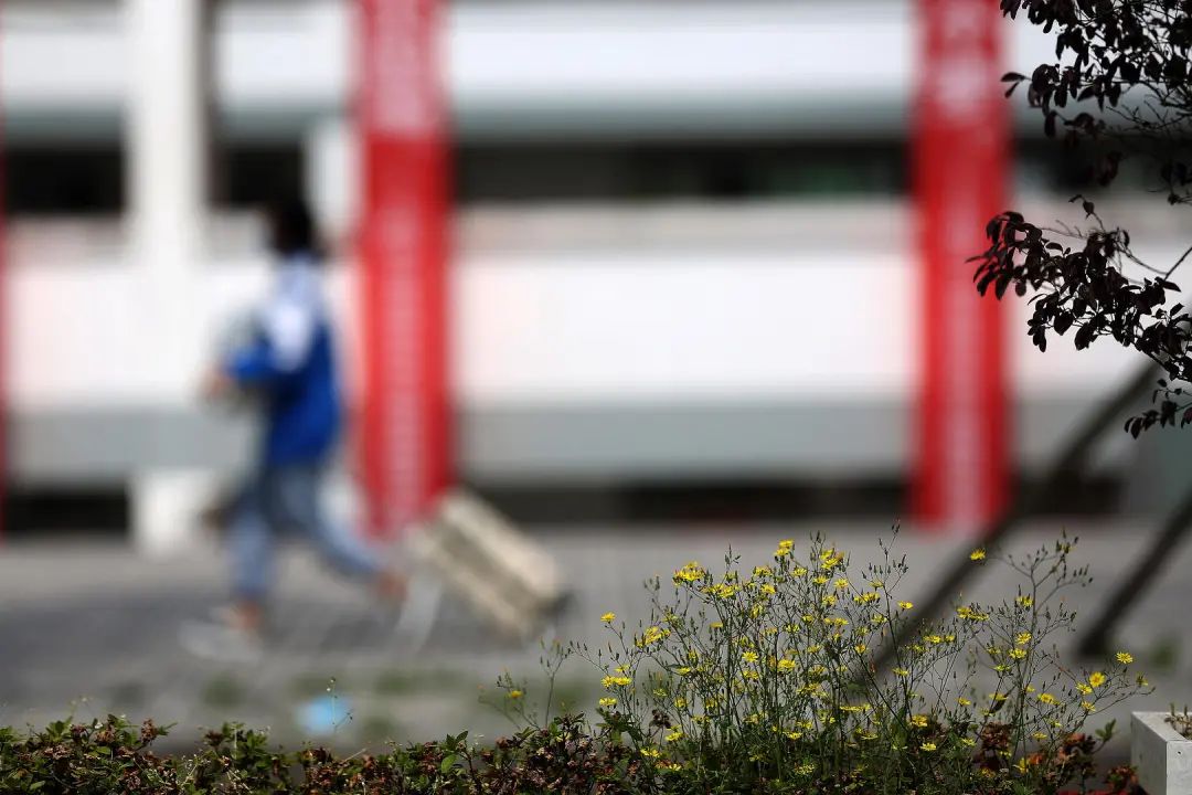 昆明一高中宿舍熄灯后讲话被罚走读一周，学校：只处罚个人，不存在“连坐”