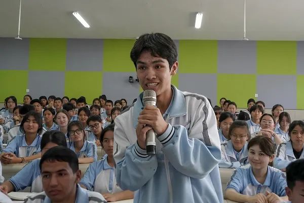 记录年轻的呼吸成长的心跳，和喀什六中同学们谈谈写作的意义