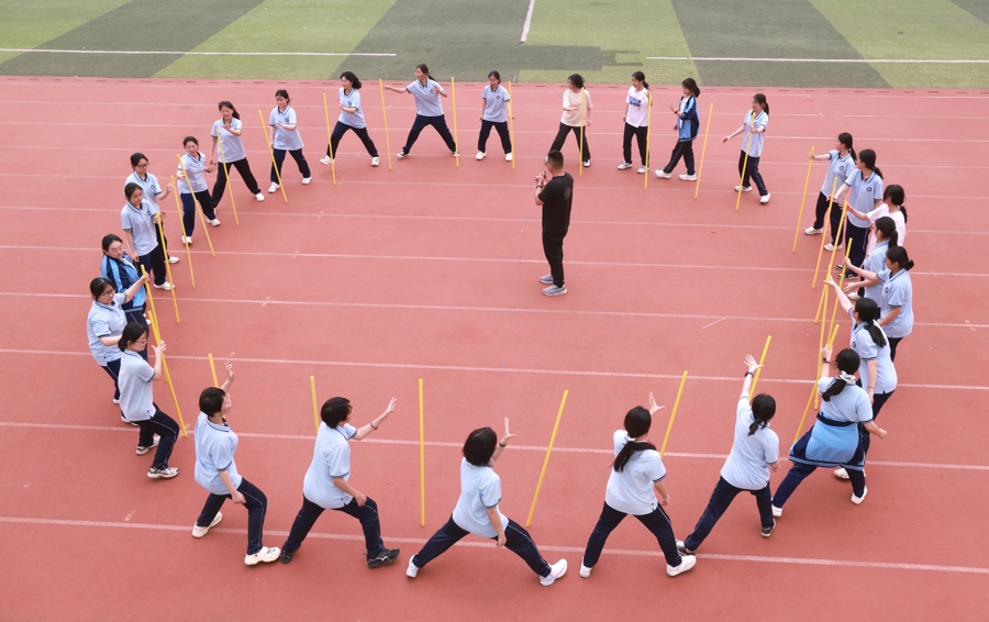 专家谈高考人数8年来首降：适龄人口减少、升学渠道多元