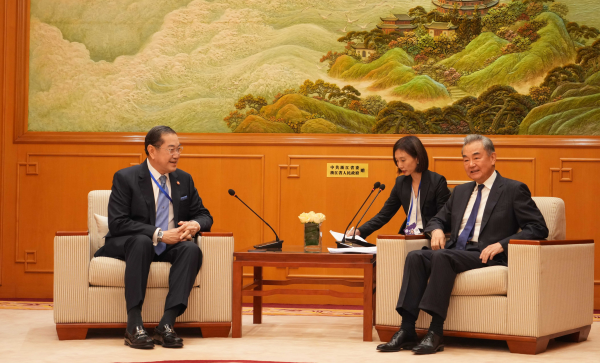 王毅会见亚洲和平和解理事会主席素拉杰