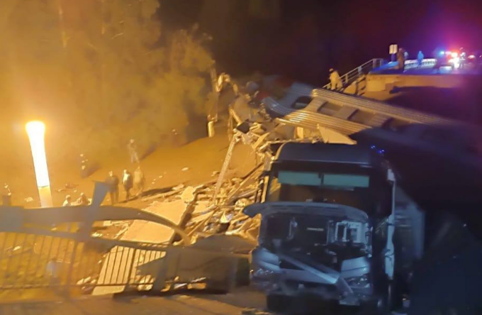 俄罗斯西部发生桥梁坍塌致火车脱轨，至少7人死亡