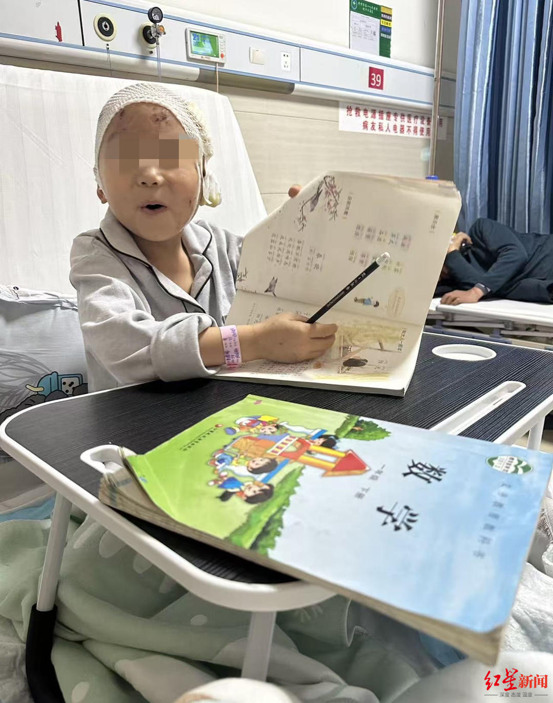 “7岁男孩放学遭3犬撕咬”引关注，母亲：即将做第6次手术