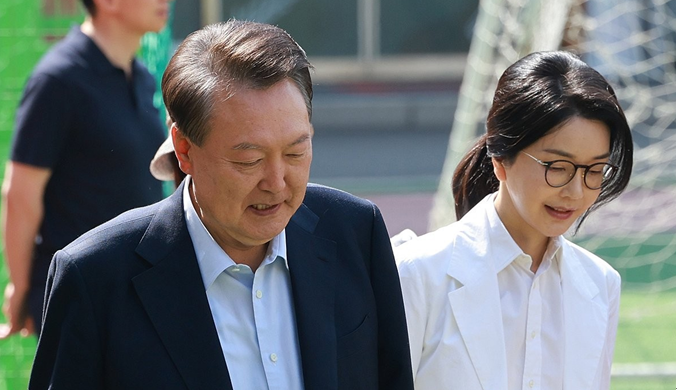 韩国总统选举正式投票开始，尹锡悦夫妇现身投票站完成投票