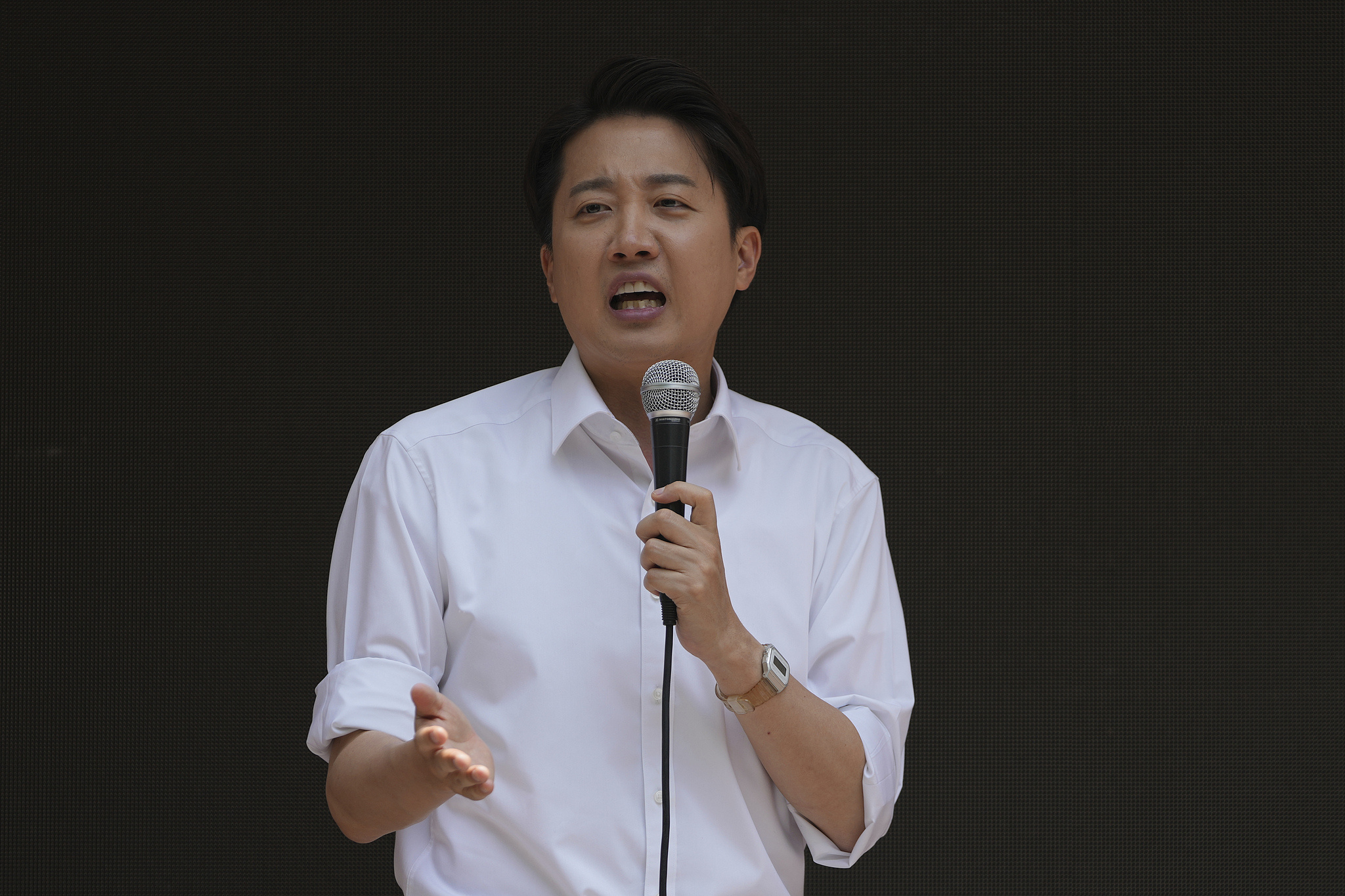 韩国改革新党候选人李俊锡宣布败选