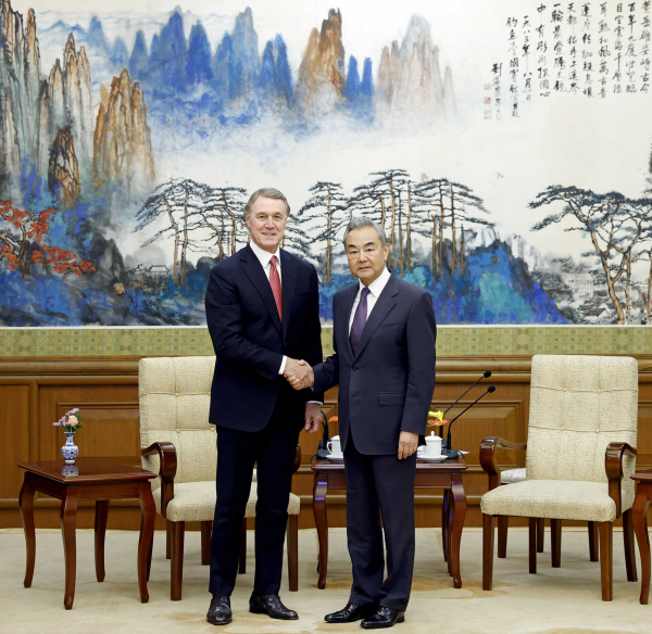 王毅会见美国新任驻华大使庞德伟