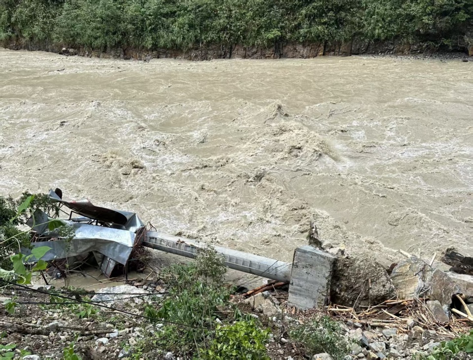 云南贡山持续4天暴雨致交通中断,游客被困独龙江景区一酒店