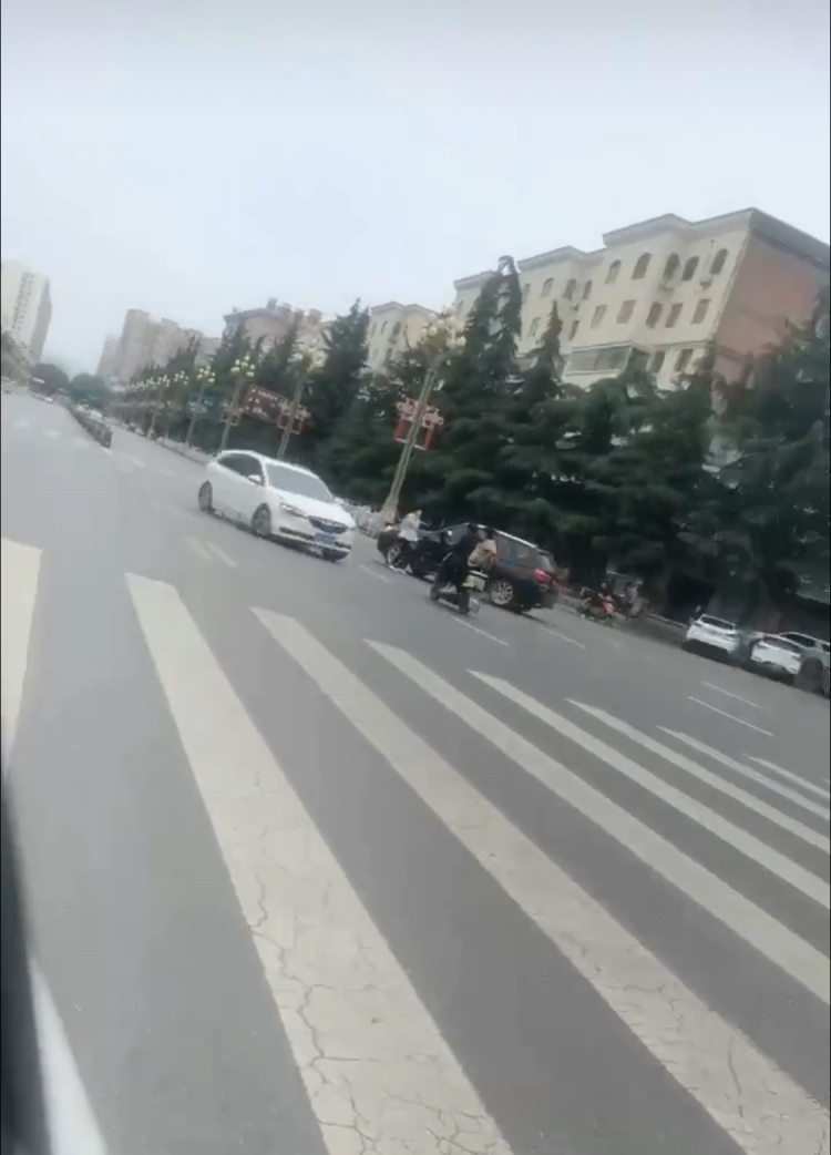 宝鸡一区人大代表闹市飞车追撞女子，两路人送医警方已介入