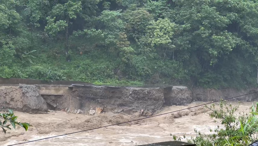 云南贡山持续4天暴雨致交通中断,游客被困独龙江景区一酒店