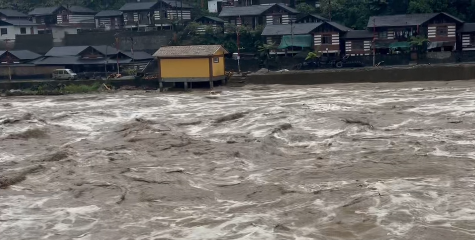云南贡山持续4天暴雨致交通中断,游客被困独龙江景区一酒店