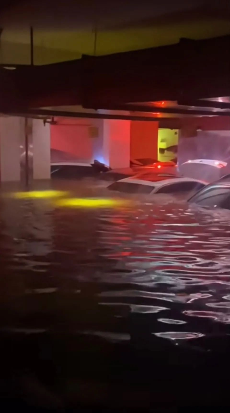 桂林暴雨致多小区地下车库被淹，有居民家中出现供电中断情况
