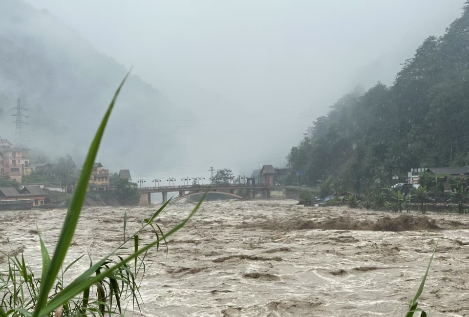 云南贡山持续4天暴雨致交通中断，游客被困独龙江景区一酒店