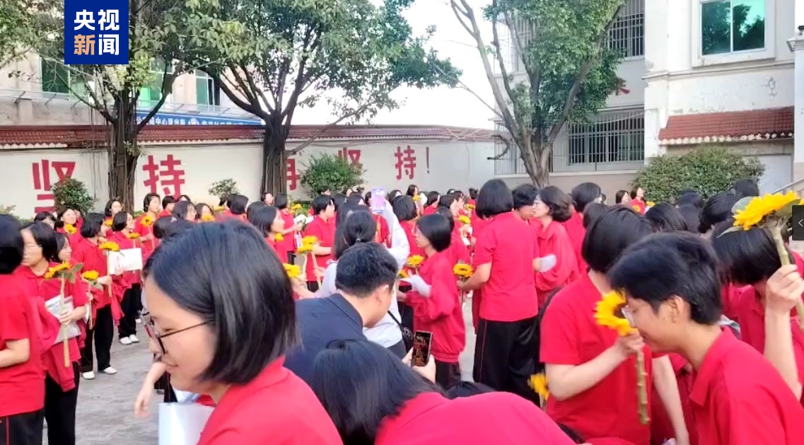 连续15年高考送考，张桂梅用小喇叭为学子送上祝福