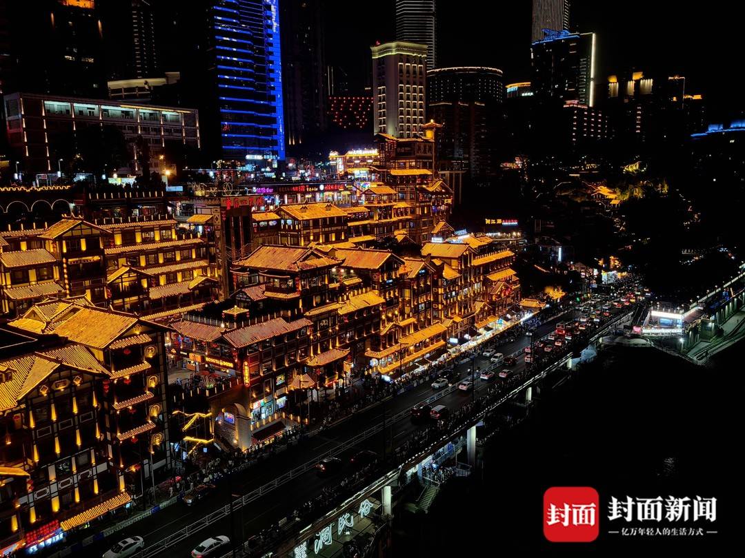 重庆洪崖洞商户投诉不交新增空调费就无空调可用, 物业称在维修
