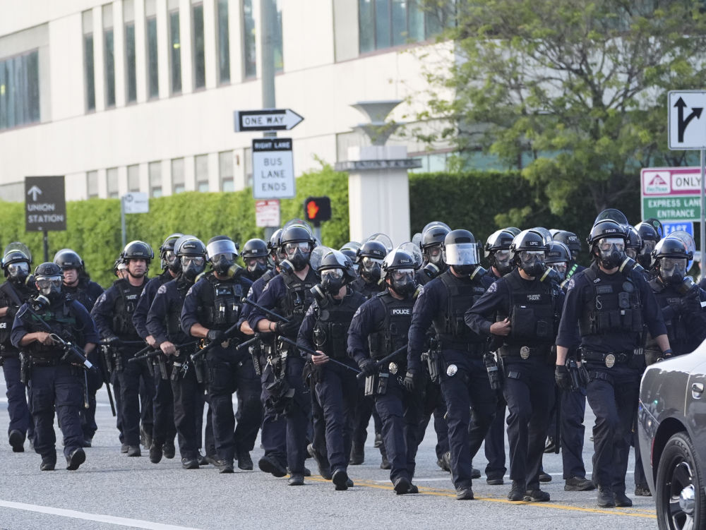 洛杉矶乱了!特朗普下令部署国民警卫队,防长称或出动军队