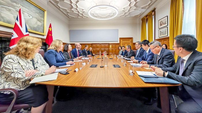 王文涛会见英国商贸大臣雷诺兹
