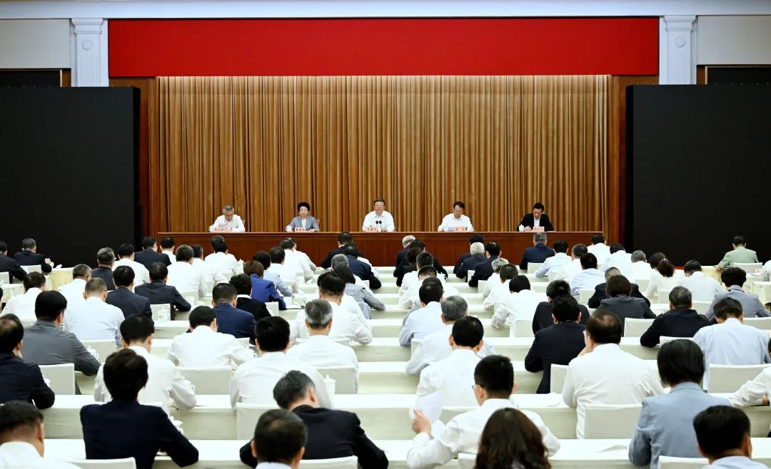 上海市深入贯彻中央八项规定精神学习教育警示教育会举行