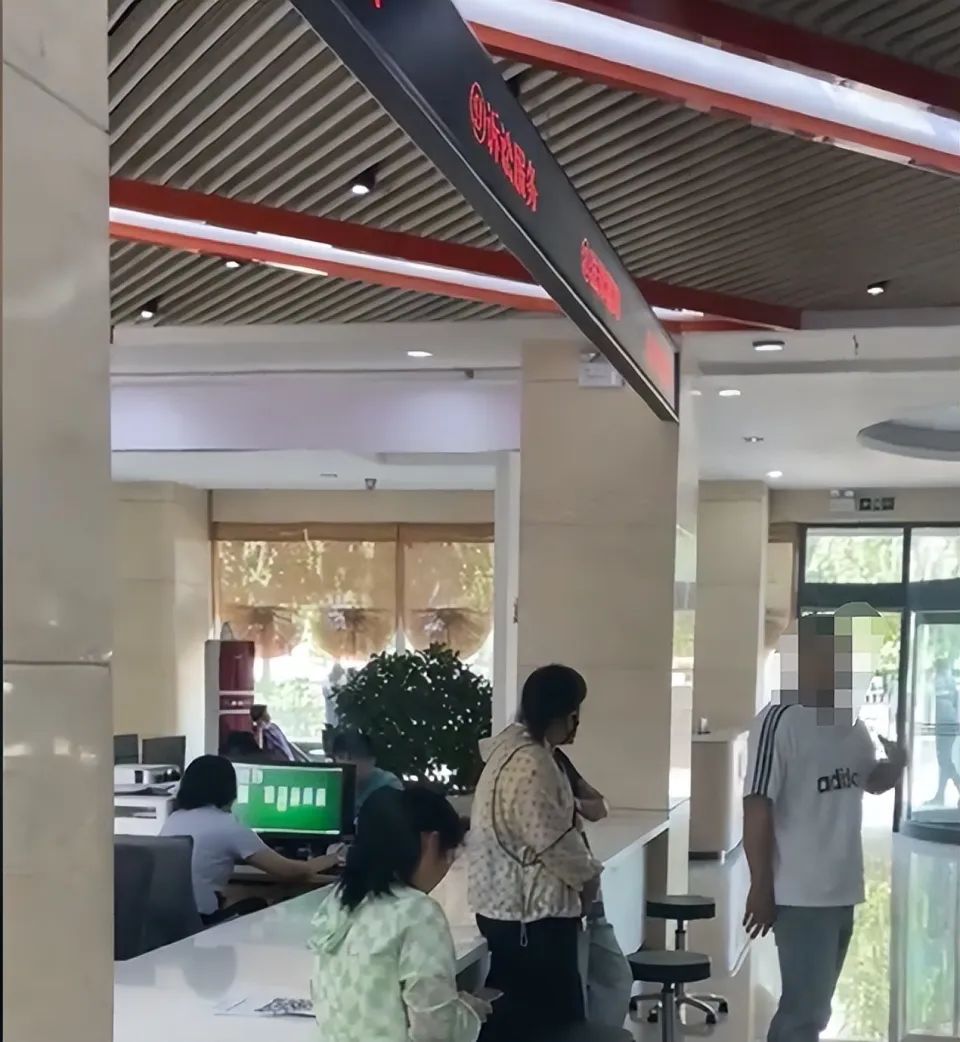 本溪一政务服务中心工作人员被指上班时间玩电脑游戏，涉事中心回应