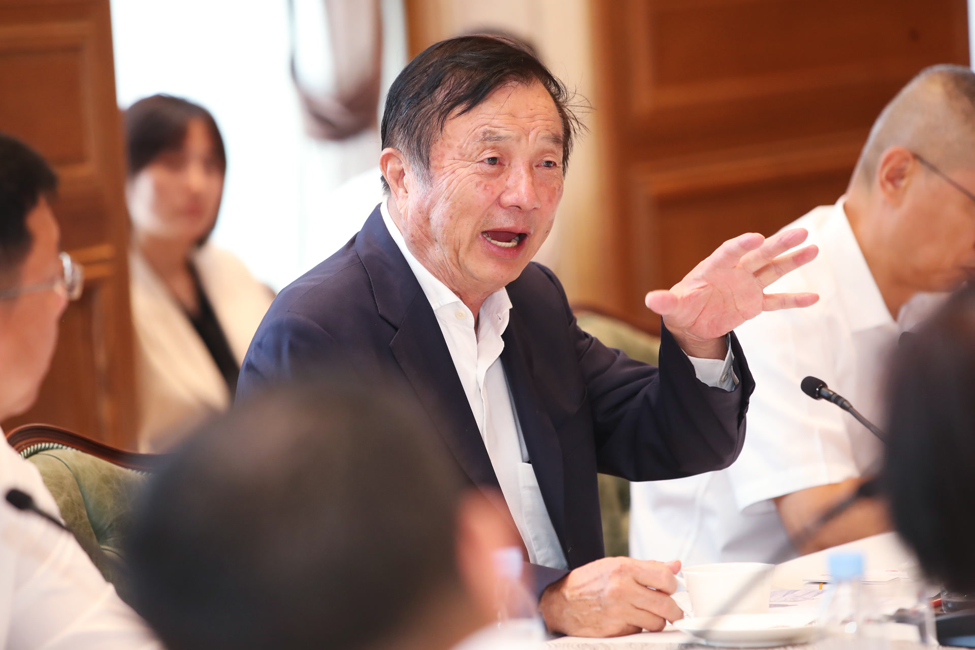 媒体锐评：刷屏的不是“霸总发言”，而是冷静清醒的长期主义