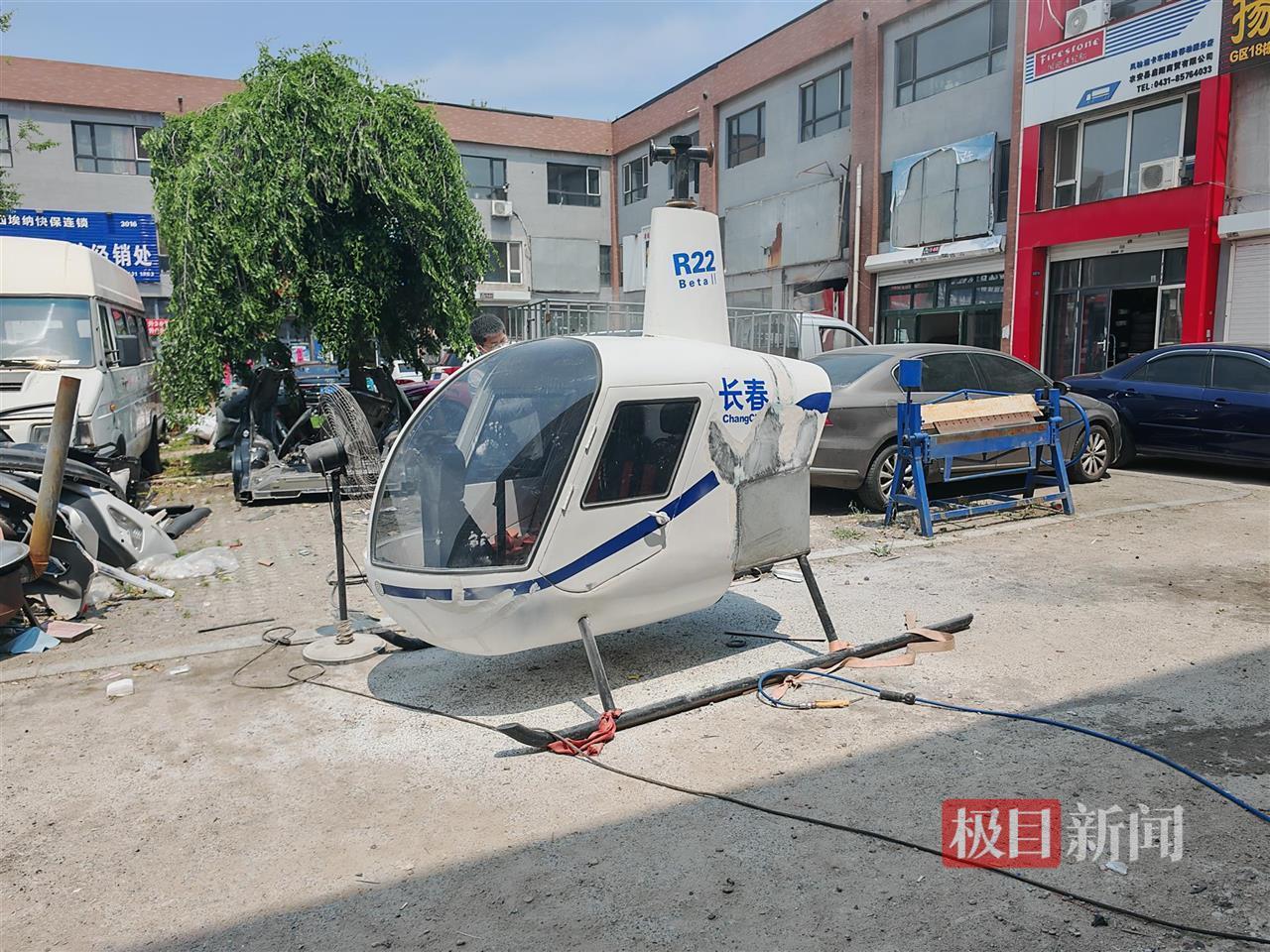 长春一直升机被拖运时与高架桥发生剐蹭?汽修店:是模型,正维修