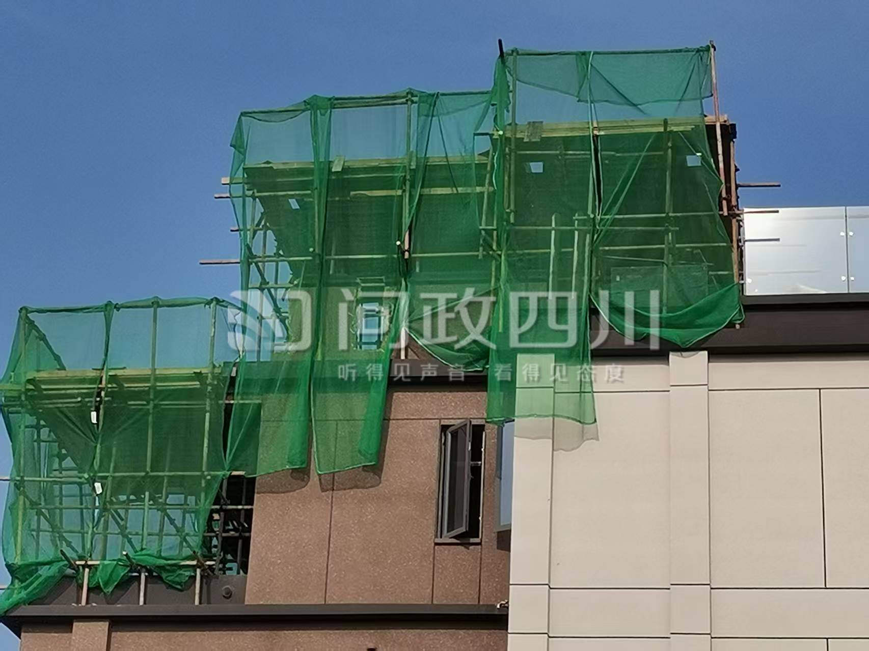 天府新区一小区违建被投诉3年未拆,当地回复:业主抱团阻碍执法