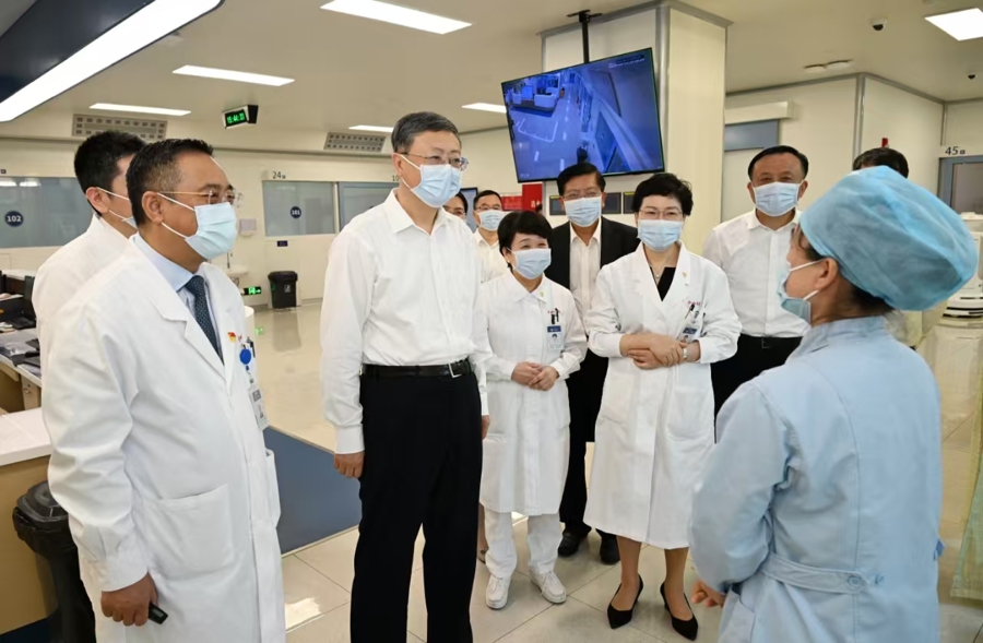 建强护理队伍、完善照护体系、提升服务质量!陈吉宁调研免陪照护服务试点工作