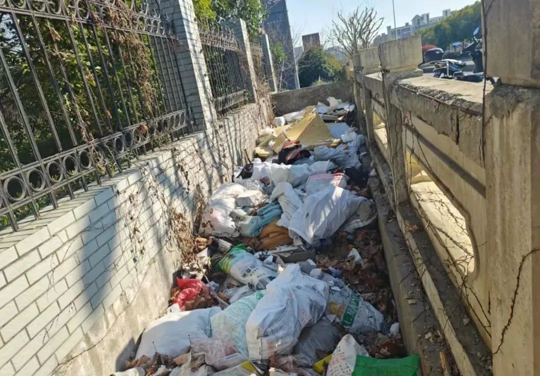 隐蔽角落建筑垃圾堆积，如何构建长效防控屏障？
