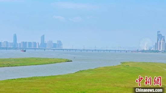 南昌赣江“两滩七湾”天然泳场即将开放，打造城市亲水新名片