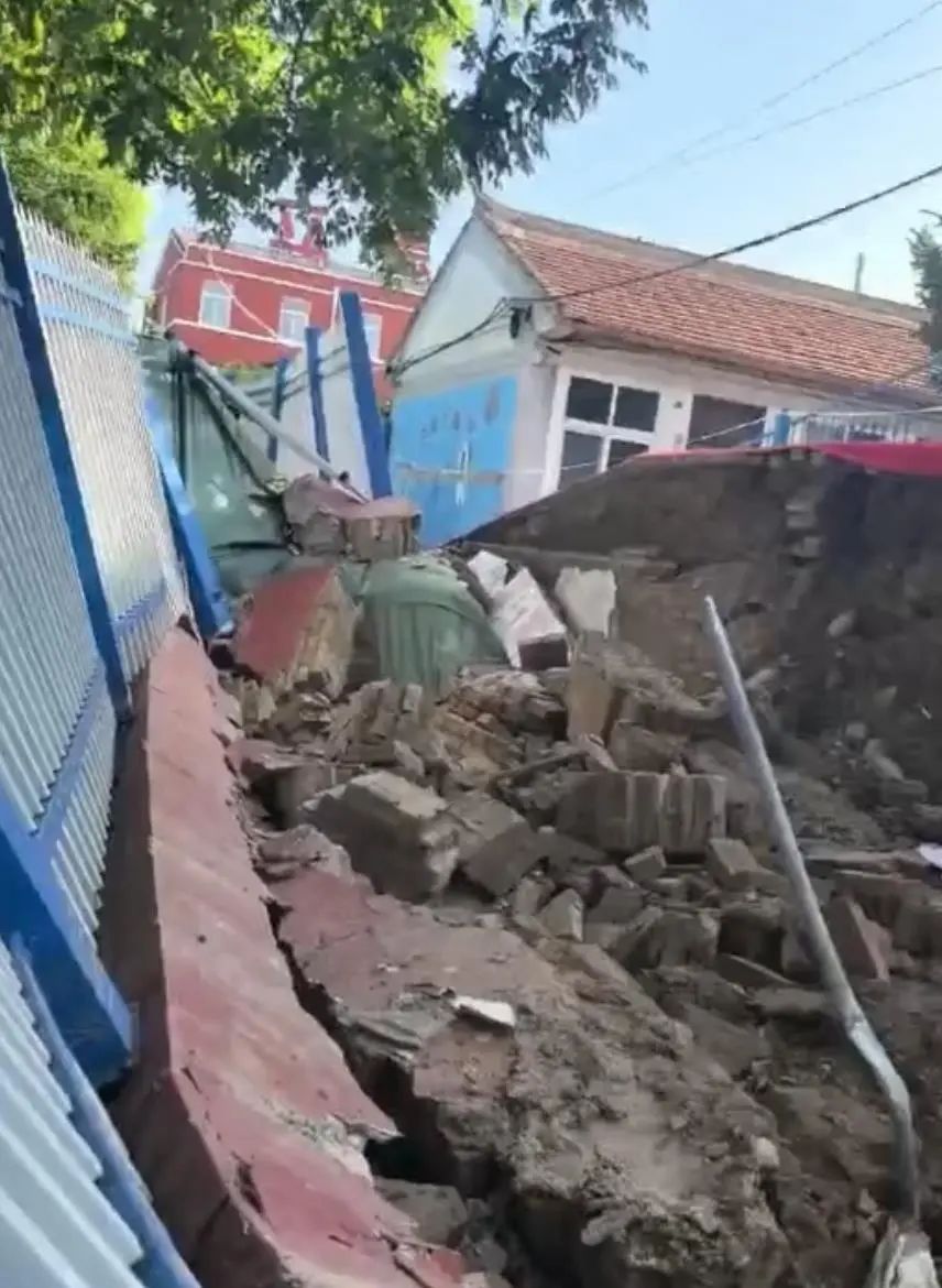 宁夏固原一学校围墙风雨天倒塌，祖孙二人被砸身亡一孕妇受伤