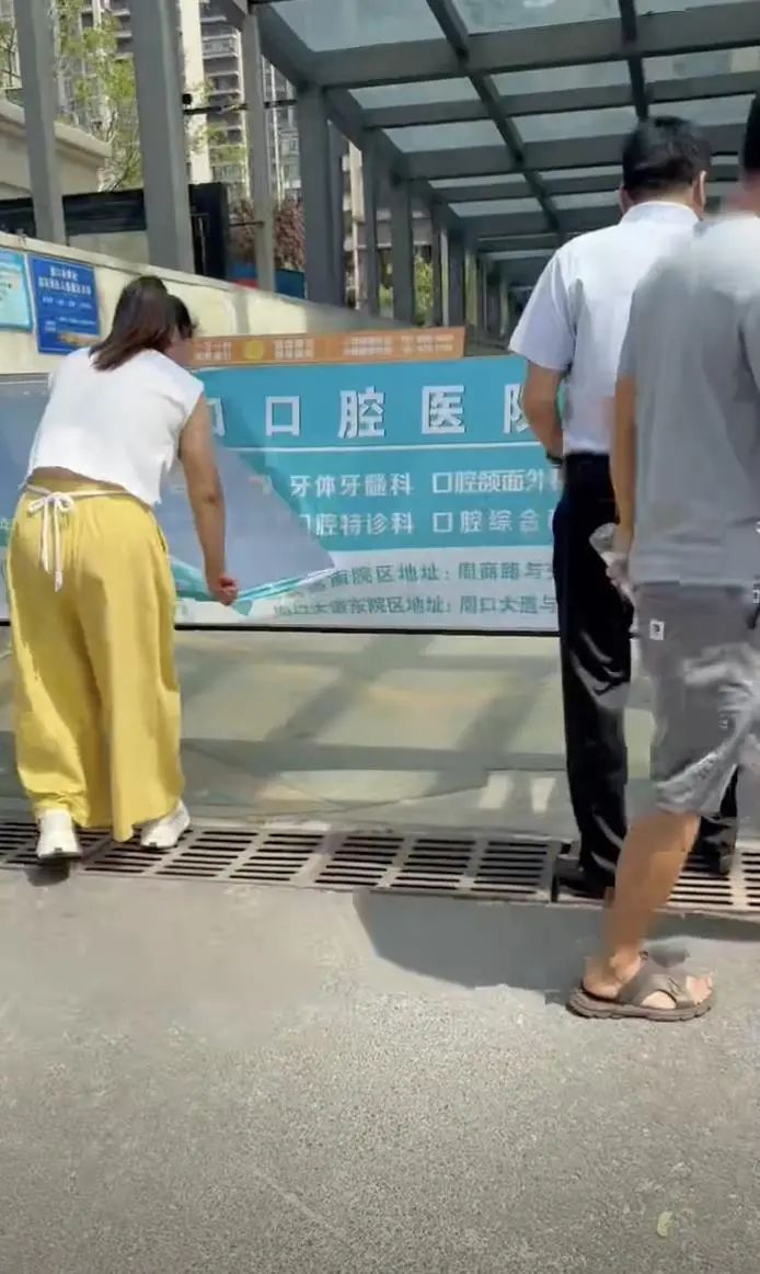 周口一小区业主不满物业服务拆除小区商业广告,街道已介入