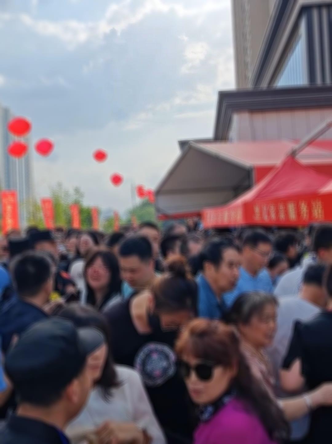 太原一超市开业顾客排长队抢购低价榴莲，还有人翻越护栏，商家回应