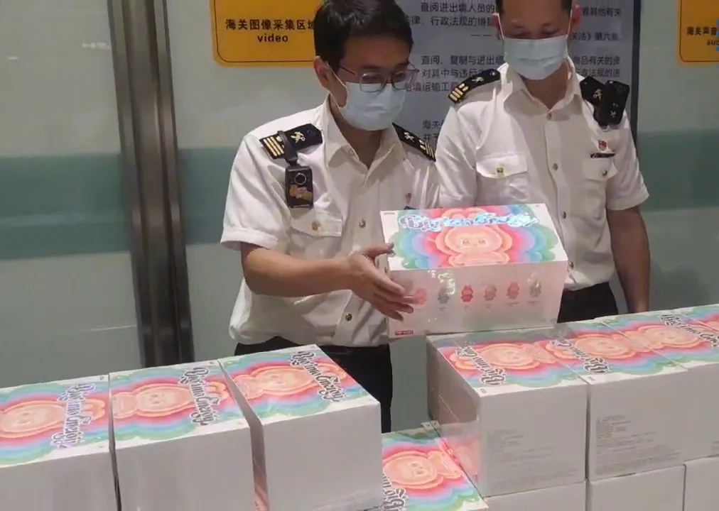 武汉海关：查获泡泡玛特玩偶144个，帮他人托带入境后售卖谋利